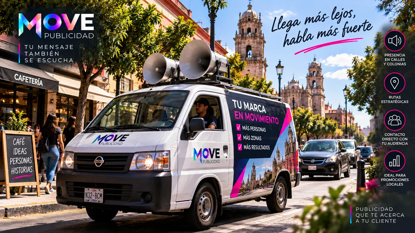 Vista elevada de tianguis mexicano con pasillos de puestos y gente comprando a mediodía: zona de alto impacto para perifoneo